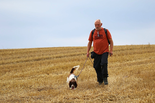 Kikki de hond en zijn baasje Guido Franssens op zoek naar Hamsterburchten - foto: Jos Reekmans